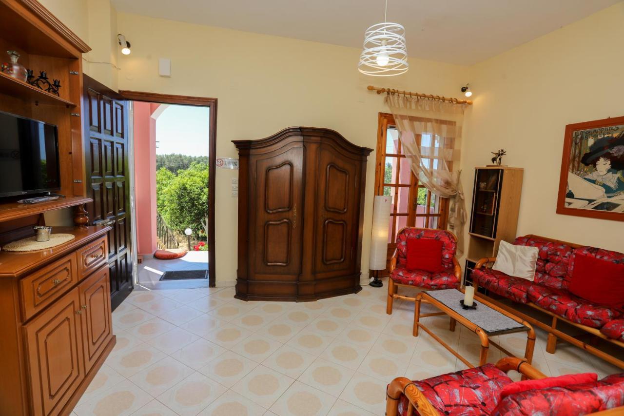 Alice'S & Teo'S Houses Chlomatiana Bagian luar foto