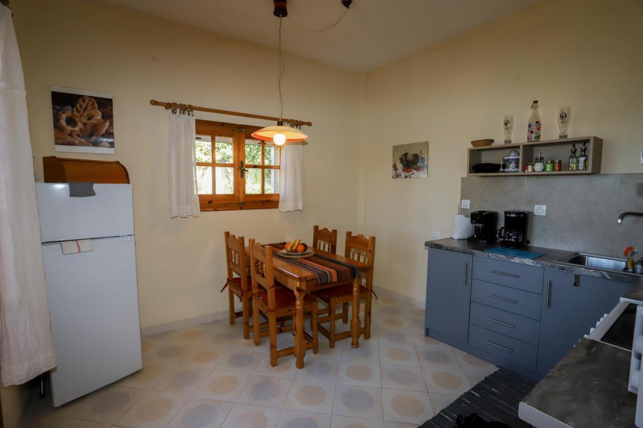 Alice'S & Teo'S Houses Chlomatiana Bagian luar foto